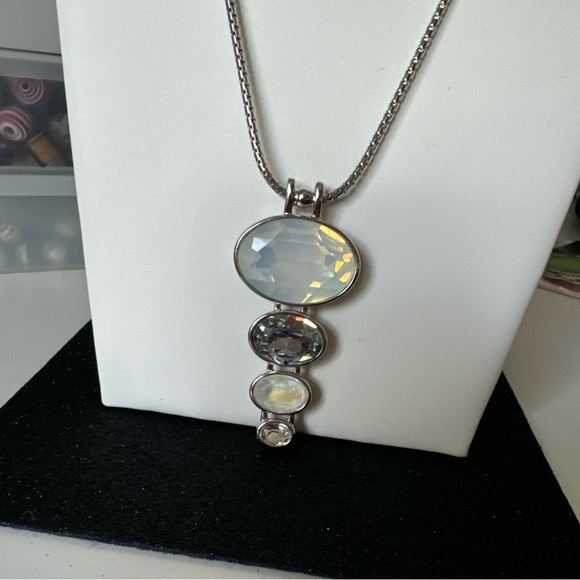“Touchstone” Elegant Rodium Pendant Necklace with Swarovski crystals - Picture 3 of 8